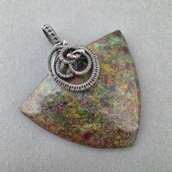 zoisyt rubinowy,z zoisytem,rubinowy,wire wrap - Wisiory - Biżuteria
